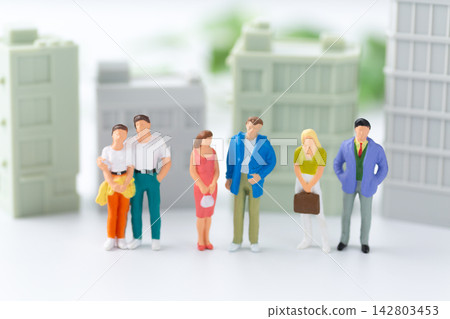 街景中站著各種人物玩偶 街景中站著各種人物玩偶 142803453