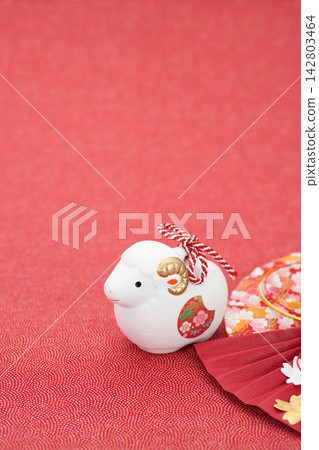 New Year's greeting card material: Year of the Sheep - White sheep and three-fan decoration - Japanese pattern background New Year's greeting card material: Year of the Sheep - White sheep and three-fan decoration - Japanese pattern background 142803464
