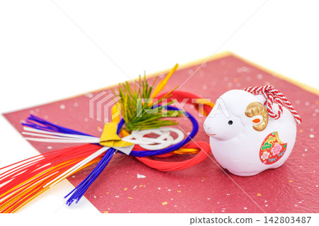 新年賀卡素材:羊年-牡羊與水引裝飾 新年賀卡素材:羊年-牡羊與水引裝飾 142803487