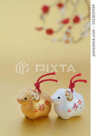 羊年新年卡片素材:金色背景上點綴著可愛的金銀綿羊和梅花。 羊年新年卡片素材:金色背景上點綴著可愛的金銀綿羊和梅花。 142803494
