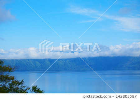 雲霧繚繞在山巒和湖泊之上 雲霧繚繞在山巒和湖泊之上 142803587