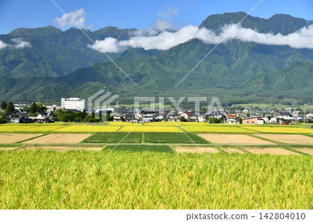 眺望有明山 / 俯瞰池田町政廳和安住醫院週邊地區（長野縣池田町）[2026.9] 142804010