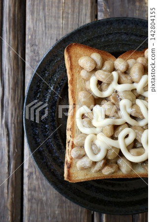 Natto mayonnaise toast using large-grained natto from Hokkaido - an easy toast variation. Natto mayonnaise toast using large-grained natto from Hokkaido - an easy toast variation. 142804155