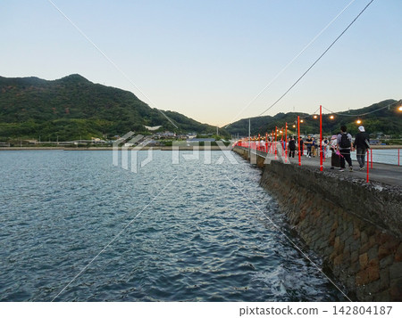 香川縣三豐市對馬神社夏季祭:黃昏時分的對馬橋和瀨戶內海。 香川縣三豐市對馬神社夏季祭:黃昏時分的對馬橋和瀨戶內海。 142804187