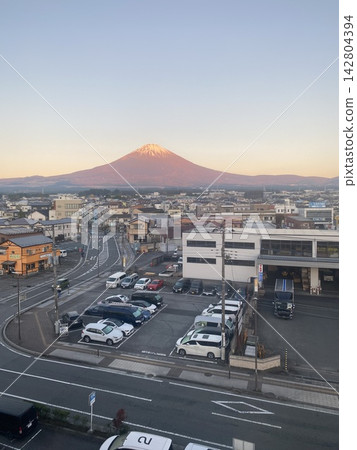 清晨從城市眺望富士山 142804394