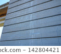 Vertical cracks (cracks/deterioration) appearing on concrete walls. 142804421