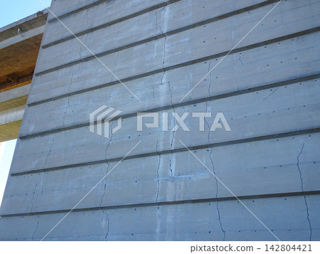 Vertical cracks (cracks/deterioration) appearing on concrete walls. Vertical cracks (cracks/deterioration) appearing on concrete walls. 142804421