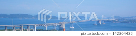 瀨戶大橋(連接岡山縣和香川縣的橋樑)橫跨瀨戶內海,以藍天為背景。 瀨戶大橋(連接岡山縣和香川縣的橋樑)橫跨瀨戶內海,以藍天為背景。 142804423