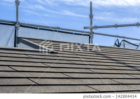 屋頂翻新施工現場,有舊屋頂和鷹架 屋頂翻新施工現場,有舊屋頂和鷹架 142804434