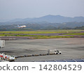 An ANA aircraft entering its final approach, with a view of the apron at Takamatsu Airport (Kagawa Prefecture). 142804529