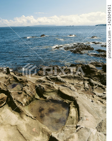 猿島擁有令人心曠神怡的海景,藍天白雲,嶙峋的岩石海岸。 猿島擁有令人心曠神怡的海景,藍天白雲,嶙峋的岩石海岸。 142804561
