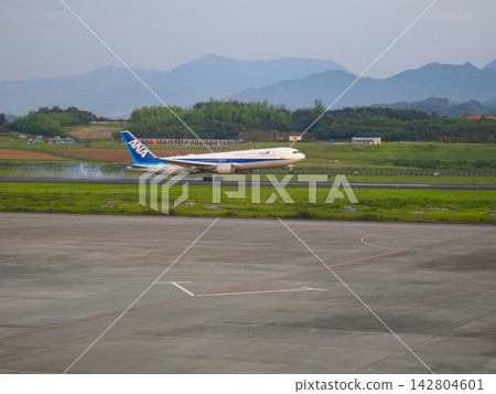 全日空中巴士飛機在降落高松機場跑道時冒出白煙(降落瞬間)。 全日空中巴士飛機在降落高松機場跑道時冒出白煙(降落瞬間)。 142804601