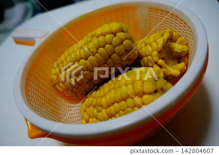 Boiled corn in a bowl Boiled corn in a bowl 142804607