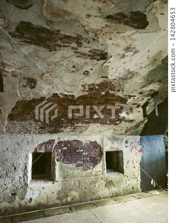 猿島要塞遺址風化的牆壁和厚重的質感，喚起了人們對歷史的感悟。 142804653