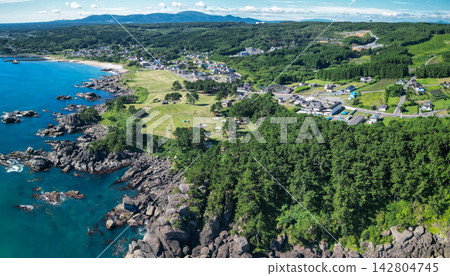 從空中俯瞰青森縣八戶市種佐海岸美麗的天然草地。 從空中俯瞰青森縣八戶市種佐海岸美麗的天然草地。 142804745