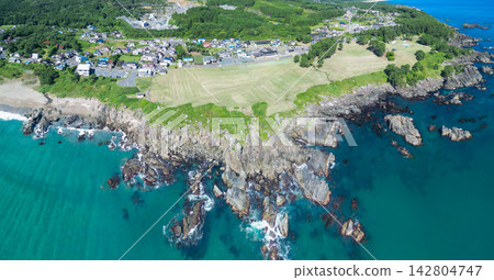 從空中俯瞰青森縣八戶市種佐海岸美麗的天然草地。 142804747