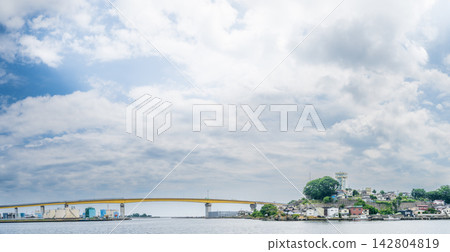 從青森縣八戶市八戶港上眺望八戶大橋。 從青森縣八戶市八戶港上眺望八戶大橋。 142804819