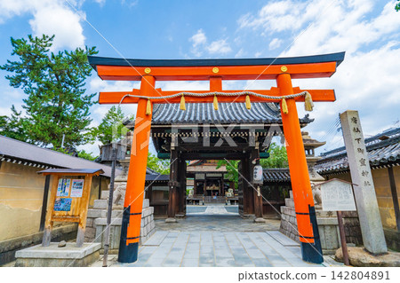 Shimogoryo Shrine, Nakagyo Ward, Kyoto City, with its striking vermilion torii gate. Shimogoryo Shrine, Nakagyo Ward, Kyoto City, with its striking vermilion torii gate. 142804891