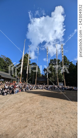 秋日的天空迴盪著興奮的歡呼聲,人們聚集在神社的庭院參加秋季祭典。 秋日的天空迴盪著興奮的歡呼聲,人們聚集在神社的庭院參加秋季祭典。 142804932
