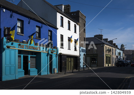 Colourful Traditional Irish Pub and Street in Roscommon 142804939