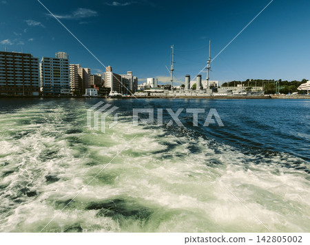A cruising scene off the coast of Yokosuka, with a clear blue sky and white waves spreading across the sea. A cruising scene off the coast of Yokosuka, with a clear blue sky and white waves spreading across the sea. 142805002