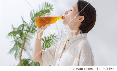 Woman drinking tea Woman drinking tea 142805162