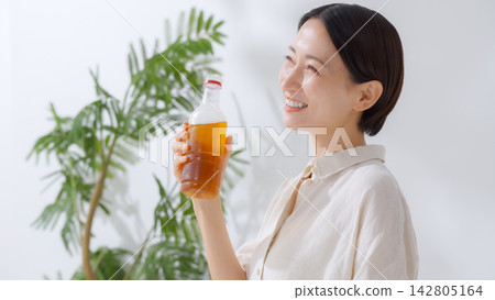 喝茶的女人 142805164