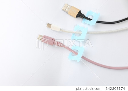 Bread clips for tags attached to a USB cable Bread clips for tags attached to a USB cable 142805174