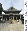 The main hall and large lantern of Toyokawa Inari Shrine, a historic temple in Toyokawa City, Aichi Prefecture. 142805202