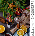 Traditional Mulled Wine with Orange, Cinnamon and Spices 142805274