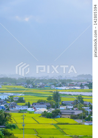 安曇野(北安曇郡池田町)似乎被雨雲籠罩。 安曇野(北安曇郡池田町)似乎被雨雲籠罩。 142805394