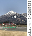 Snow-covered Mount Bandai and the rural landscape of Inawashiro Town 142805421