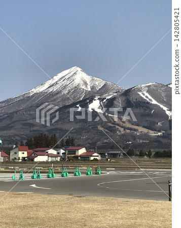白雪皚皚的磐梯山和豬苗代町的鄉村風光 白雪皚皚的磐梯山和豬苗代町的鄉村風光 142805421