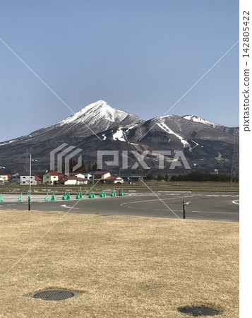 白雪皚皚的磐梯山和豬苗代町的鄉村風光 白雪皚皚的磐梯山和豬苗代町的鄉村風光 142805422