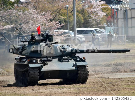 日本陸上自衛隊演習中的74式戰車。 142805423