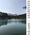 "Scenery of Mount Bandai and the lake covered in snow" 142805454