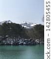 "Scenery of Mount Bandai and the lake covered in snow" 142805455