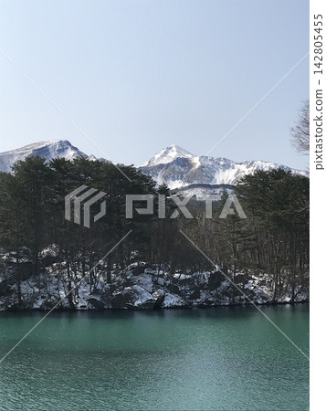 “磐梯山和雪湖的景色” “磐梯山和雪湖的景色” 142805455