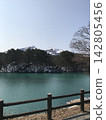 "Scenery of Mount Bandai and the lake covered in snow" 142805456
