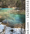 "Scenery of Mount Bandai and the lake covered in snow" 142805458
