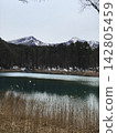 "Scenery of Mount Bandai and the lake covered in snow" 142805459