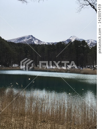 “磐梯山和雪湖的景色” “磐梯山和雪湖的景色” 142805459