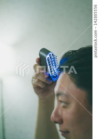 Scalp brush and men in their 40s Scalp brush and men in their 40s 142805556