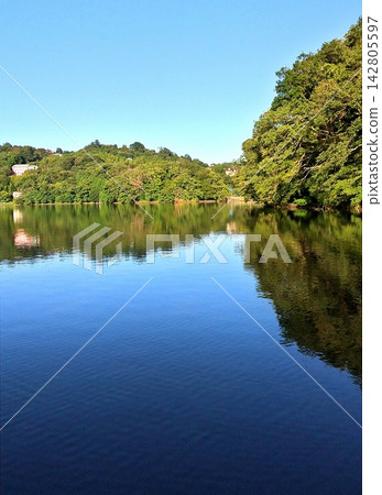 伊佩基湖,一片翠綠的夏日遺跡。 伊佩基湖,一片翠綠的夏日遺跡。 142805597