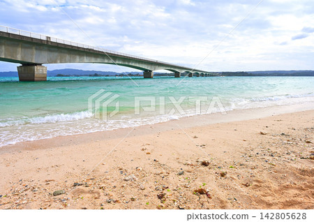 從沖繩縣古利島古利海灘眺望古利大橋。 從沖繩縣古利島古利海灘眺望古利大橋。 142805628