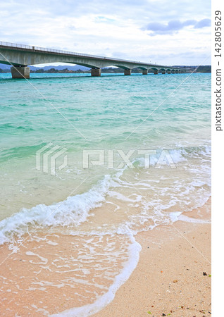 從沖繩縣古利島古利海灘眺望古利大橋。 從沖繩縣古利島古利海灘眺望古利大橋。 142805629