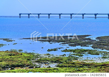 沖繩縣富見城市瀨長島海梶台地海灘和那霸機場跑道。 沖繩縣富見城市瀨長島海梶台地海灘和那霸機場跑道。 142805631
