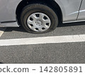 路上的汽車輪胎癟了，瀝青路面上有一條白線（汽車生活、保養、修理材料） 142805891