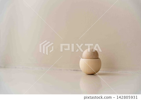 白色背景上的木製玩具 白色背景上的木製玩具 142805931