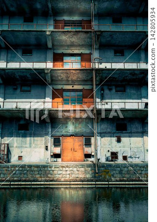 建築物倒映在運河中 建築物倒映在運河中 142805934